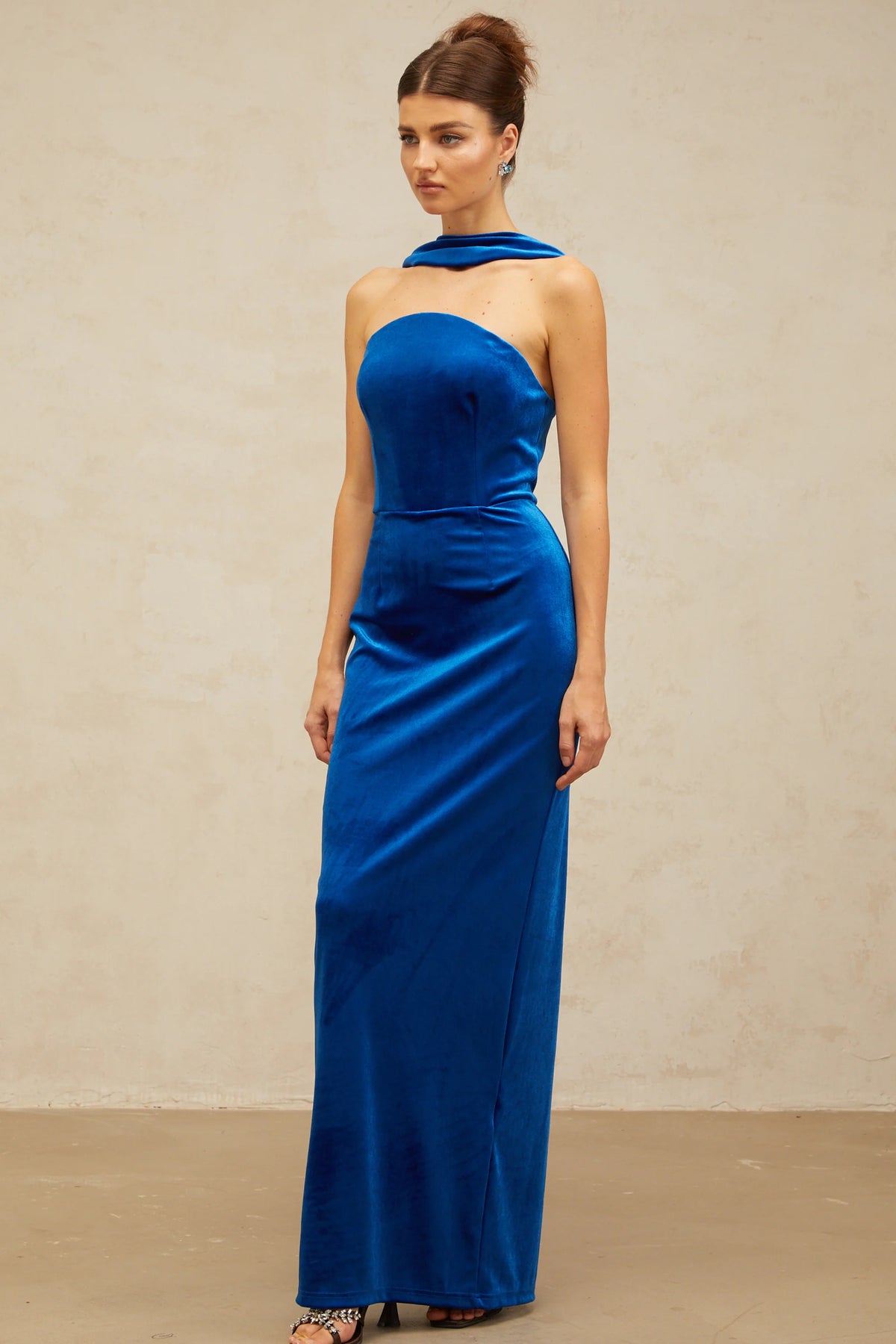 Joséphine blue fitted velvet maxi dress